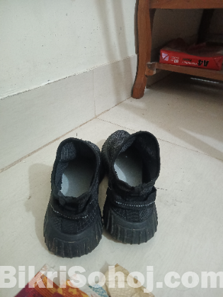 black elastic sneaker(used)